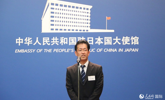 導(dǎo)師代表、東京大學(xué)教授內(nèi)山真伸發(fā)表致辭。人民網(wǎng) 許可攝