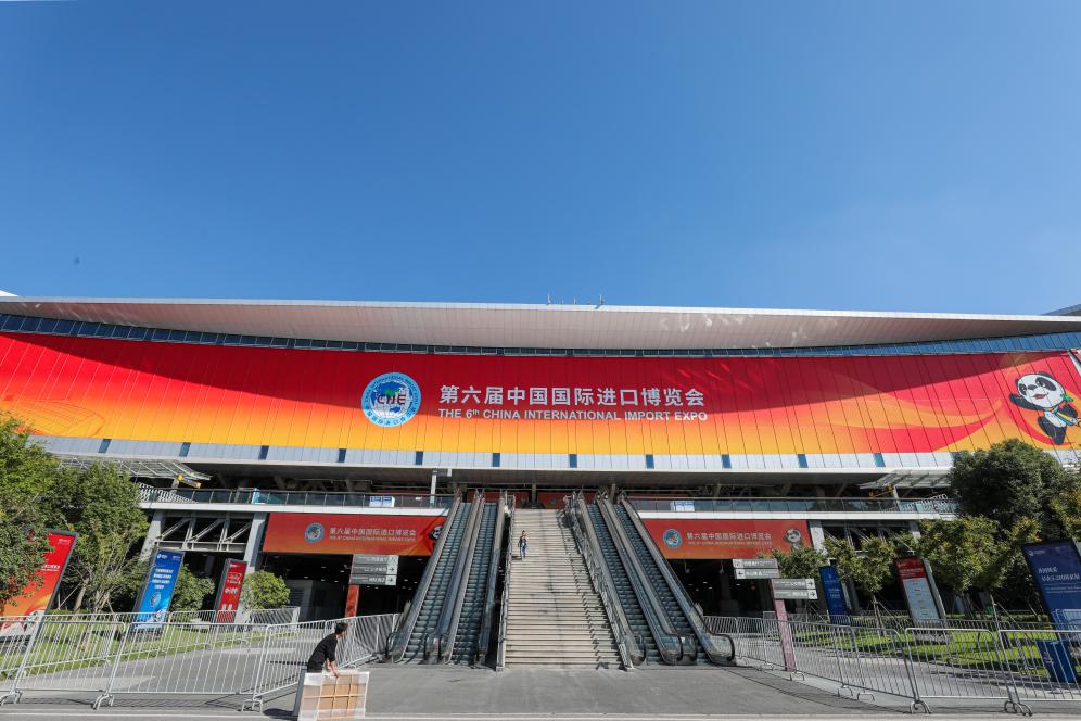 這是第六屆進(jìn)博會(huì)場(chǎng)館國家會(huì)展中心（上海）外景（2023年11月2日攝）。新華社記者 辛夢(mèng)晨 攝