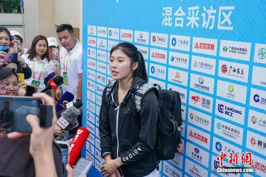 圖為吳艷妮在10日比賽結(jié)束后接受媒體采訪。陳冠言 攝