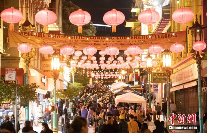 當(dāng)?shù)貢r(shí)間11月10日，美國舊金山唐人街夜市人頭攢動(dòng)。亞太經(jīng)合組織(APEC)第三十次領(lǐng)導(dǎo)人非正式會(huì)議將在舊金山舉行，當(dāng)?shù)靥迫私钟?jì)劃舉辦包括夜市在內(nèi)的多場(chǎng)活動(dòng)，以吸引與會(huì)者、游客和市民的光顧。<a target='_blank' href='/'><p  align=