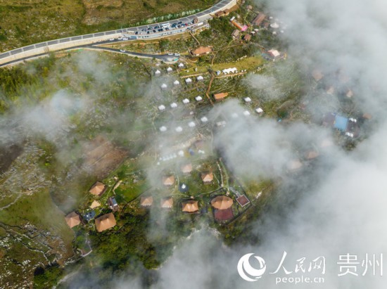 航拍掩映在晨間薄霧中的“花都里·化屋野奢度假營地“。人民網(wǎng) 陽茜攝