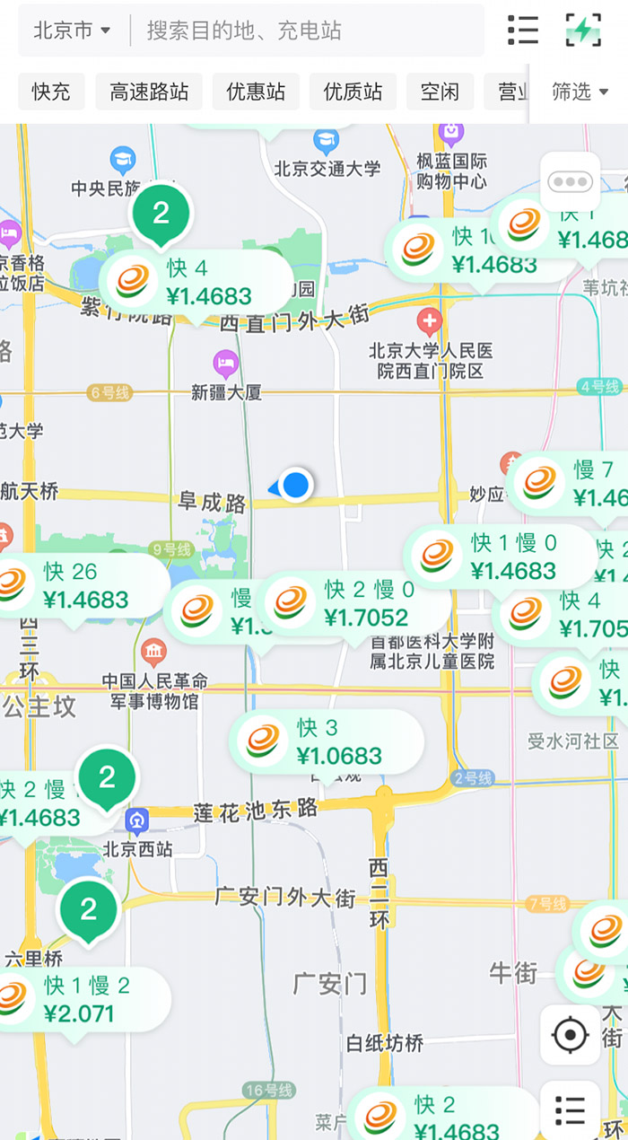 中新財經(jīng)查詢相關(guān)充電APP發(fā)現(xiàn)，電價平峰時段，快充樁的價格普遍在1.4元度左右。
