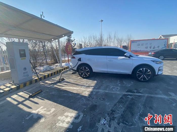 資料圖：新能源汽車正在充電?！±畹?攝