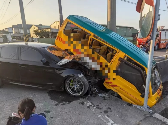 托兒所校車被轎車從側邊撞上，車體嚴重毀損。圖片來源：臺灣《聯(lián)合報》民眾供圖