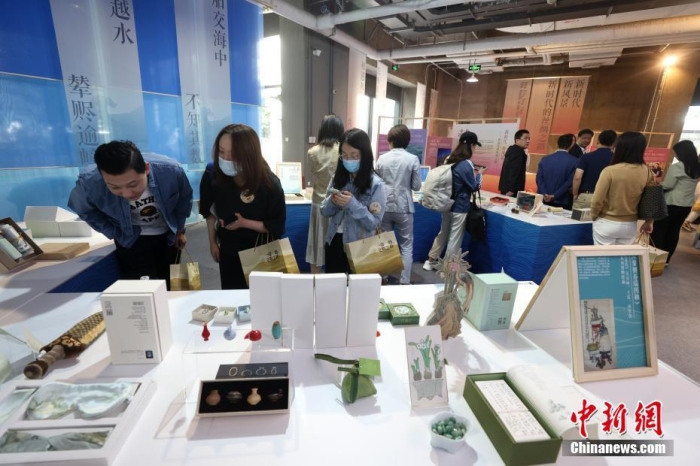 9月28日，“一帶一路，文明之橋”圖書文創(chuàng)展在北京圖書大廈開幕，圖為觀眾參觀展覽。<a target='_blank' href='/'><p  align=
