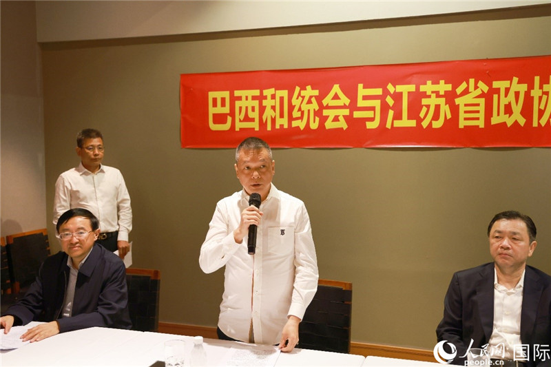 巴西和統(tǒng)會(huì)會(huì)長王俊曉（中）在座談會(huì)上致辭。人民網(wǎng)記者 陳海琪攝