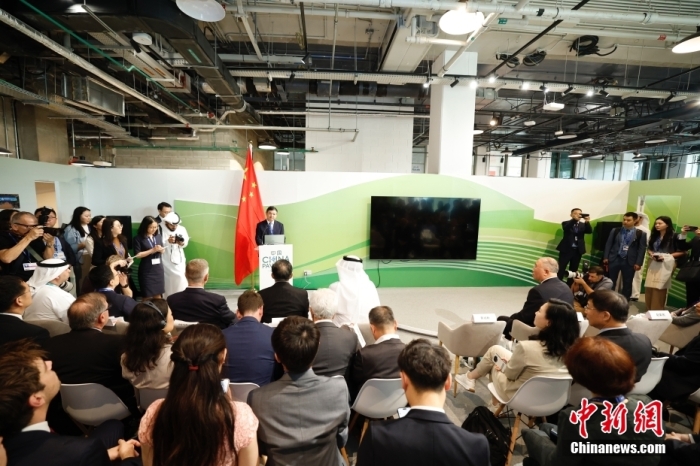 當?shù)貢r間11月30日，《聯(lián)合國氣候變化框架公約》第28次締約方大會(COP28)中國角開幕式暨“生態(tài)文明與美麗中國實踐”邊會在迪拜舉行。圖為中國生態(tài)環(huán)境部部長黃潤秋在邊會上發(fā)表致辭。<a target='_blank' href='/' _fcksavedurl='/'><p  align=