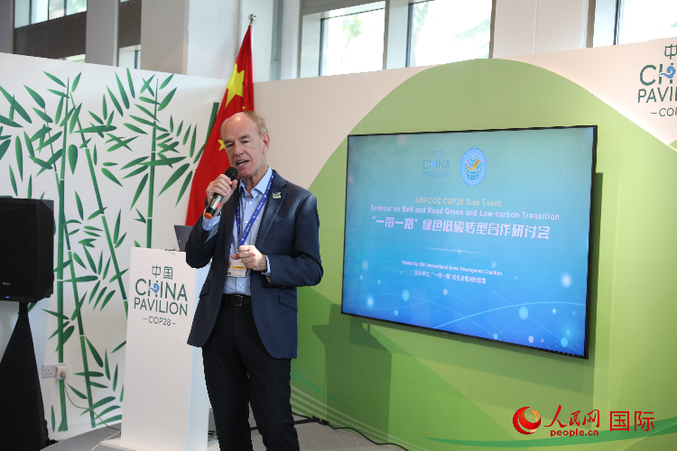 綠色聯(lián)盟聯(lián)合主席、世界自然基金會國際特使蘭博蒂尼在“一帶一路”綠色低碳轉(zhuǎn)型合作研討會上發(fā)言。人民網(wǎng)記者 張志文攝
