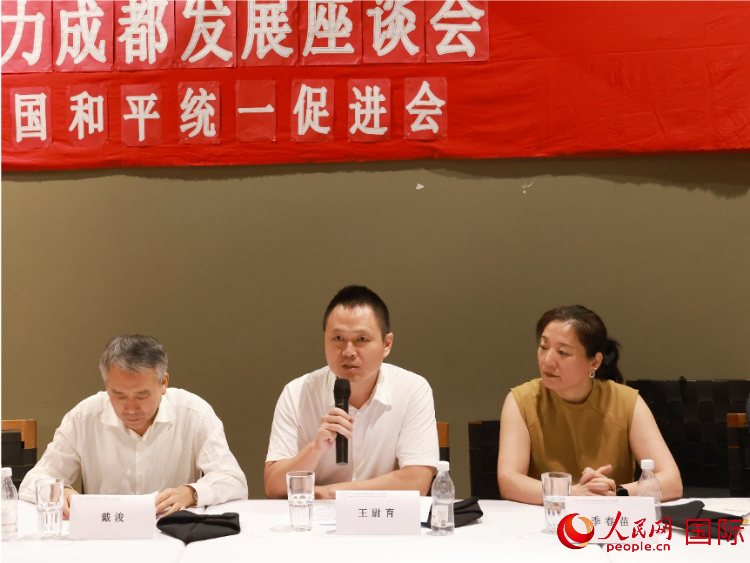 中國駐里約總領(lǐng)館副總領(lǐng)事王尉育（中）在座談會中致辭。人民網(wǎng)記者 陳海琪攝