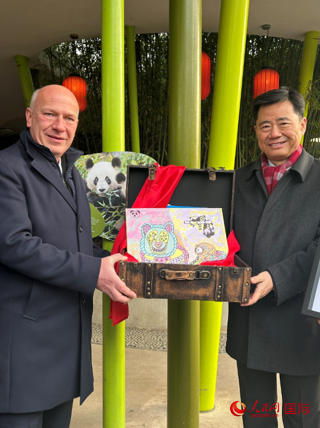 吳墾大使和韋格納市長手捧德國兒童為“夢想”“夢圓”準(zhǔn)備的手繪“送別大禮包”。人民網(wǎng)記者 徐馨攝