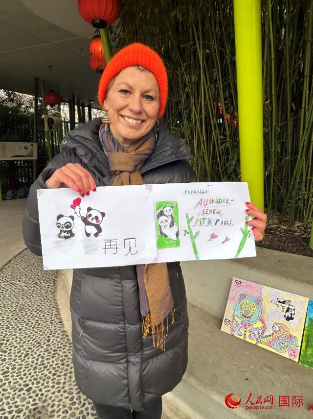 桑德拉和德國小朋友們的作品。右圖寫著“祝福好運(yùn)，再見 Pit和Paule（“夢想”“夢圓”的德語名字）”。人民網(wǎng)記者 徐馨攝