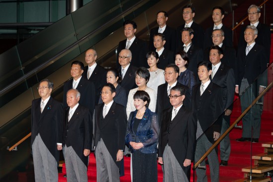 9月13日，日本首相岸田文雄（前排中）在東京的首相官邸率閣僚合影。新華社記者張笑宇攝