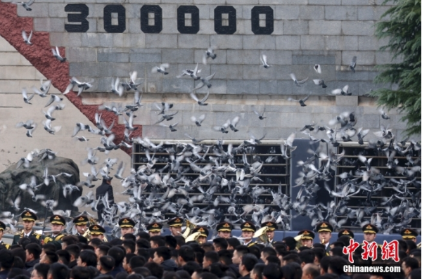 12月13日是第十個(gè)南京大屠殺死難者國(guó)家公祭日。當(dāng)天上午，南京大屠殺死難者國(guó)家公祭儀式在侵華日軍南京大屠殺遇難同胞紀(jì)念館舉行。圖為國(guó)家公祭儀式現(xiàn)場(chǎng)。中新社記者 泱波 攝