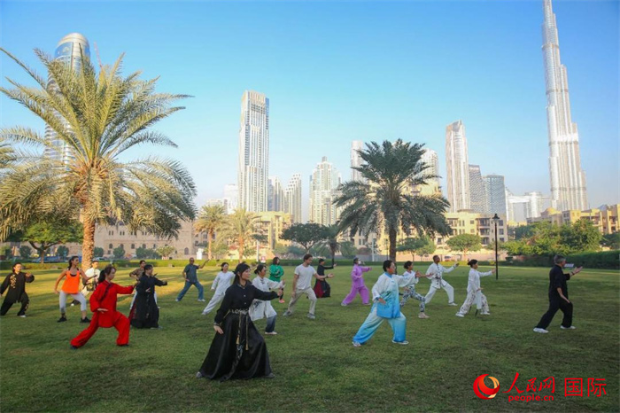 迪拜民眾在練習(xí)太極拳。人民網(wǎng) 塔里克·易卜拉欣攝