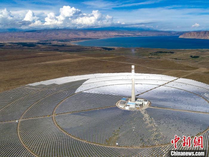 資料圖：光伏發(fā)電園區(qū)一隅。張進剛 攝