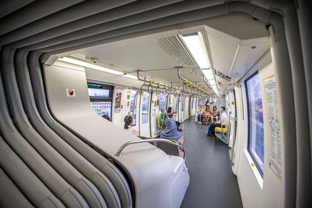 9月14日，乘客在泰國曼谷搭乘“黃線”列車。泰國曼谷是世界著名旅游目的地之一，當(dāng)?shù)厝税堰@座城市的高架軌道交通系統(tǒng)稱為“曼谷天鐵”。2023年下半年，由位于安徽蕪湖的中車浦鎮(zhèn)阿爾斯通運輸系統(tǒng)公司生產(chǎn)并提供的單軌道列車“天鐵黃線”在曼谷正式運營，11月同樣由該公司生產(chǎn)并提供列車的“天鐵粉線”也在曼谷開始試運行?！爸袊窃臁睆闹袊徍淼教﹪?，讓曼谷近郊與市中心的連接更為緊密，豐富城市面貌的同時，也為當(dāng)?shù)匕l(fā)展注入新活力。（新華社記者王騰攝）