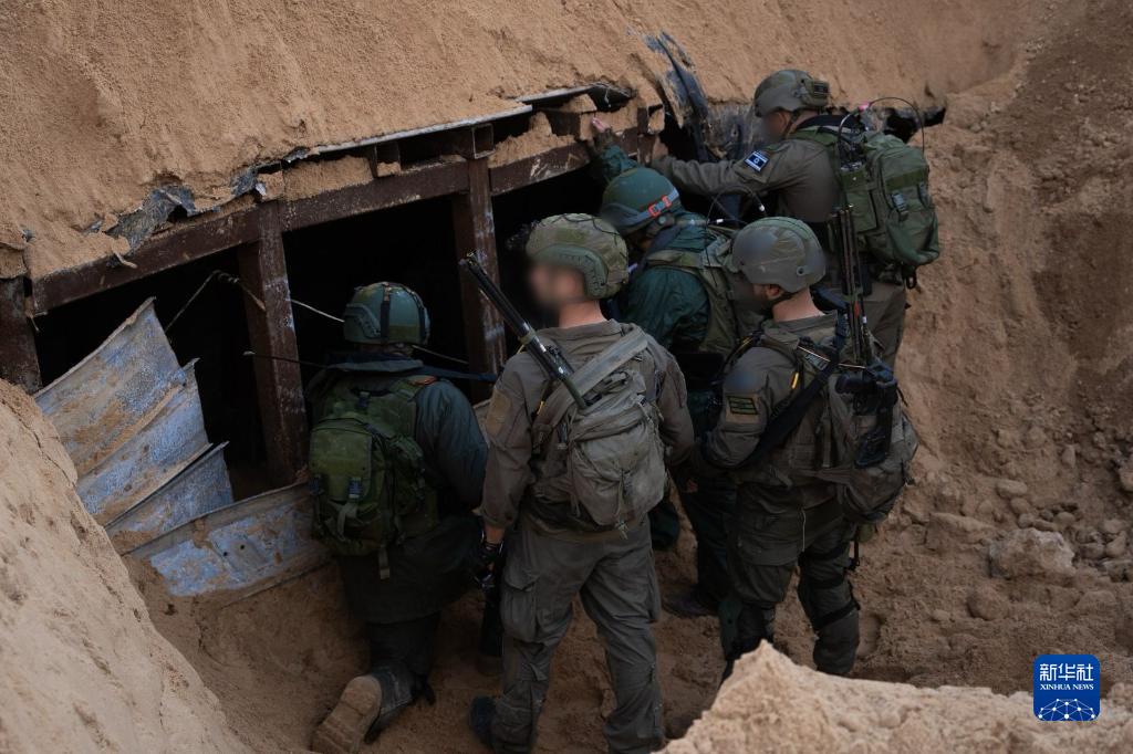 這張以色列國防軍12月17日發(fā)布的照片顯示，以軍地面部隊在加沙地帶發(fā)現(xiàn)一處大型地下隧道。新華社發(fā)