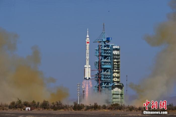 資料圖：北京時(shí)間2023年10月26日11時(shí)14分，搭載神舟十七號(hào)載人飛船的長(zhǎng)征二號(hào)F遙十七運(yùn)載火箭在酒泉衛(wèi)星發(fā)射中心點(diǎn)火發(fā)射。汪江波 攝