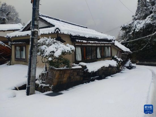 這是1月8日拍攝的日本能登半島地震災(zāi)區(qū)珠洲市的街景。