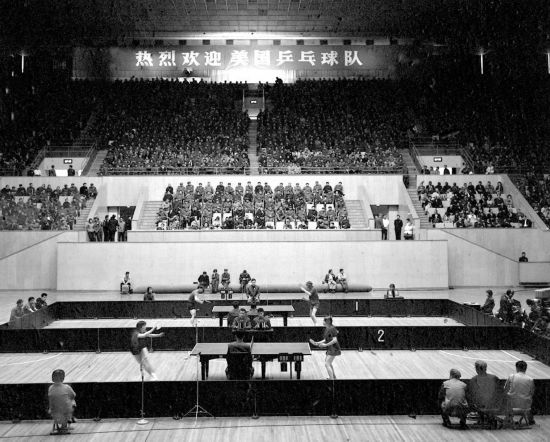 圖為1971年4月13日，中華全國體育總會舉行歡迎儀式，歡迎前來中國進行訪問的美國乒乓球代表團。中美兩國乒乓球運動員在北京首都體育館進行了友誼比賽。新華社發(fā)