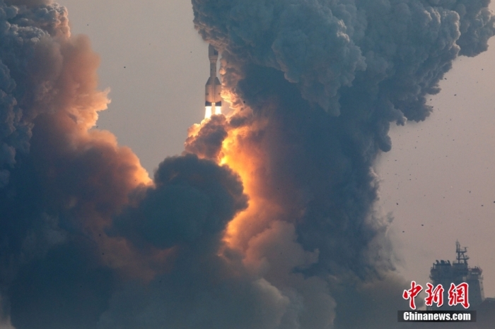 北京時間1月11日13時30分，引力一號遙一運(yùn)載火箭由太原衛(wèi)星發(fā)射中心在山東海陽附近海域點火升空，將云遙一號18～20星3顆衛(wèi)星送入預(yù)定軌道，飛行試驗任務(wù)獲得圓滿成功。這是引力一號火箭首次飛行，創(chuàng)造全球最大固體運(yùn)載火箭、中國運(yùn)力最大民商火箭紀(jì)錄。圖/太原衛(wèi)星發(fā)射中心