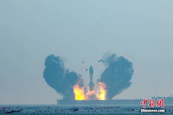 北京時間1月11日13時30分，引力一號遙一運(yùn)載火箭由太原衛(wèi)星發(fā)射中心在山東海陽附近海域點火升空，將云遙一號18～20星3顆衛(wèi)星送入預(yù)定軌道，飛行試驗任務(wù)獲得圓滿成功。這是引力一號火箭首次飛行，創(chuàng)造全球最大固體運(yùn)載火箭、中國運(yùn)力最大民商火箭紀(jì)錄。圖/太原衛(wèi)星發(fā)射中心