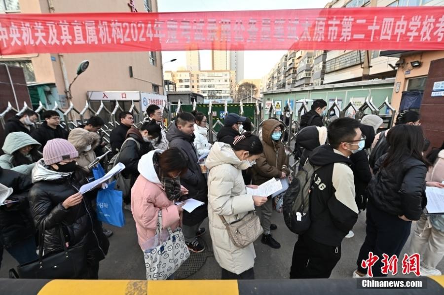 2023年11月26日，山西省太原市，考生步入考場。當日，中央機關(guān)及其直屬機構(gòu)2024年度考試錄用公務(wù)員公共科目筆試開考。<a target='_blank' href='/'><p  align=