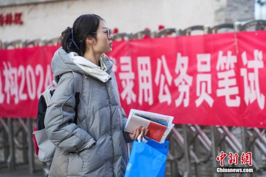 2023年11月26日，山西省太原市，考生步入考場。當日，中央機關(guān)及其直屬機構(gòu)2024年度考試錄用公務(wù)員公共科目筆試舉行。<a target='_blank' href='/'><p  align=