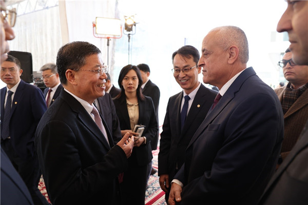 李永明同埃及住房部副部長會談交流。主辦方供圖