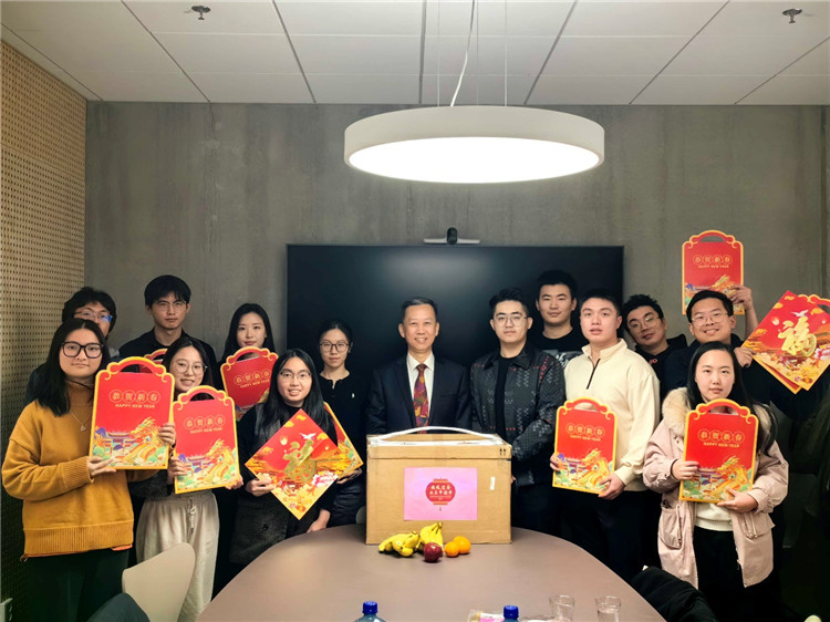 中國駐瑞典大使崔愛民看望慰問瑞典隆德大學中國留學生。中國駐瑞典大使館供圖