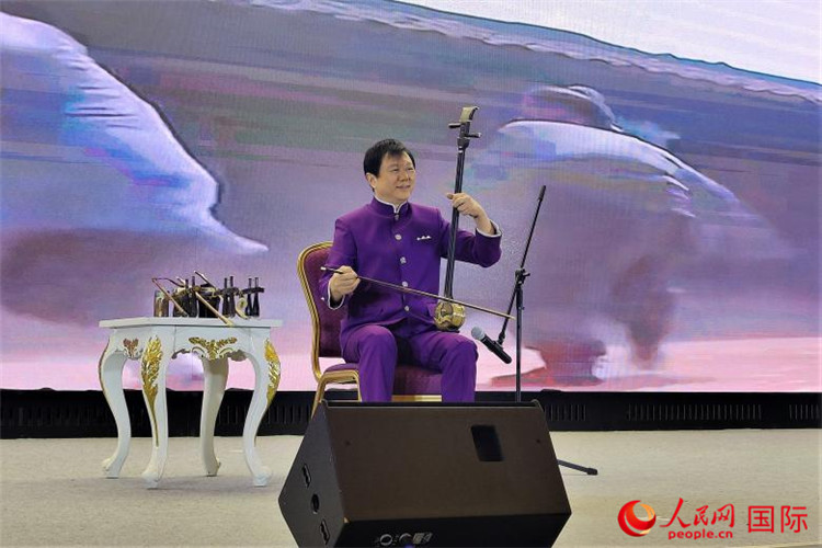 二胡演奏家、國(guó)家一級(jí)演員王之輝演奏《新春樂(lè)》。人民網(wǎng)記者 于宏建攝