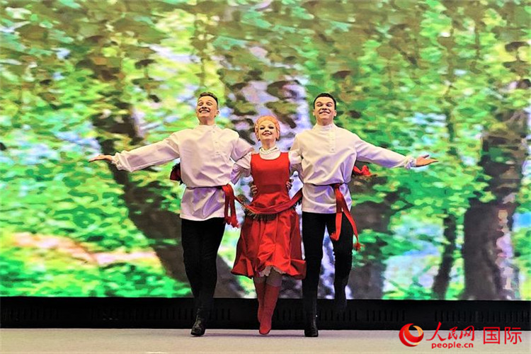 來(lái)自莫斯科州藝術(shù)學(xué)院舞蹈團(tuán)的演員表演舞蹈《三套車》。人民網(wǎng)記者 于宏建攝