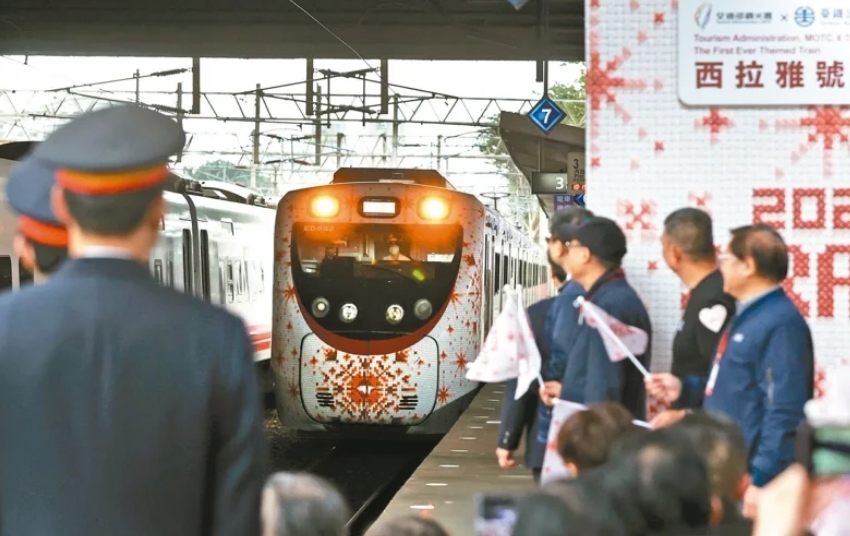圖為彩繪列車“SIRAYA西拉雅號(hào)”。圖片來源：臺(tái)灣《聯(lián)合報(bào)》侯永全攝