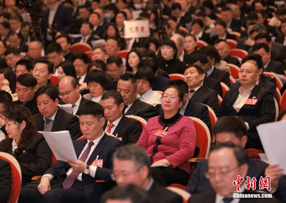 1月23日，安徽省第十四屆人民代表大會(huì)第二次會(huì)議在合肥開(kāi)幕。圖為代表委員認(rèn)真聽(tīng)取政府工作報(bào)告。