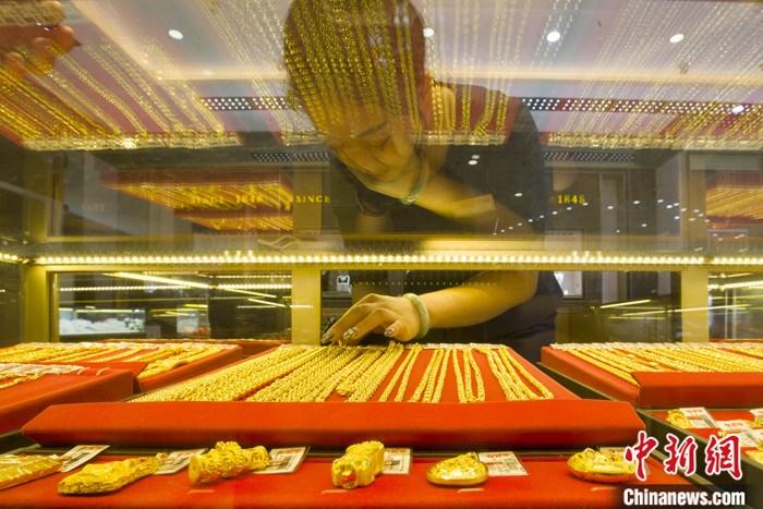 山西省太原市，一商場(chǎng)工作人員整理黃金飾品。