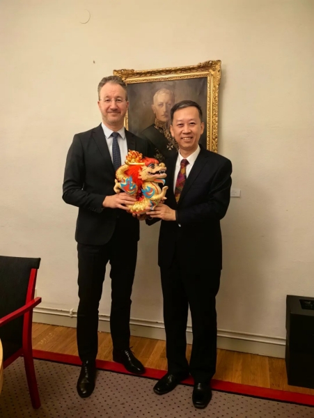 中國(guó)駐瑞典大使崔愛民（右）會(huì)見瑞典外交部外貿(mào)總司長(zhǎng)嚴(yán)波（左）。中國(guó)駐瑞典大使館供圖