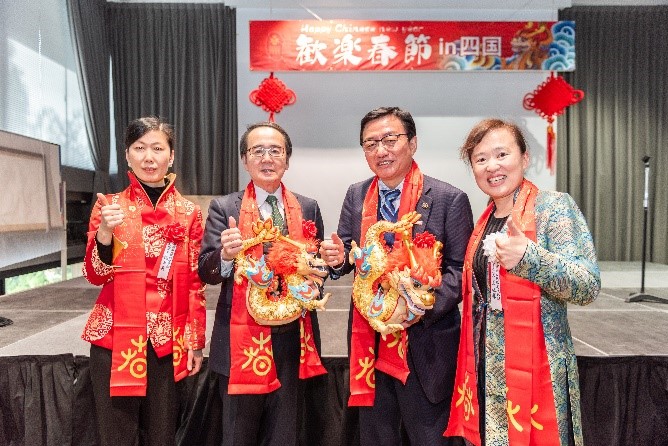 向池田知事、大西市長贈(zèng)送“歡樂春節(jié)“吉祥龍。從左到右為魏有美副總領(lǐng)事、池田豊人知事、大西秀人市長、馬曉琛主任。中國駐大阪旅游辦事處供圖
