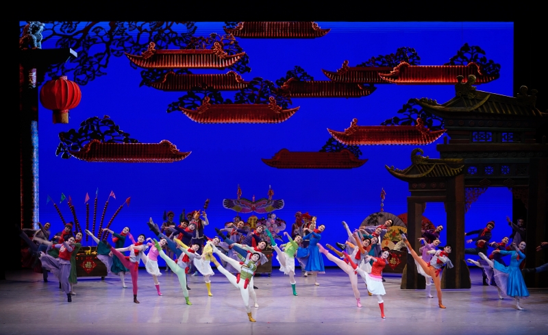 1月26日晚，中央芭蕾舞團(tuán)賀歲芭蕾舞劇《過年》作為開幕演出，亮相阿布扎比國際藝術(shù)節(jié)，圖為劇照。中央芭蕾舞團(tuán)供圖