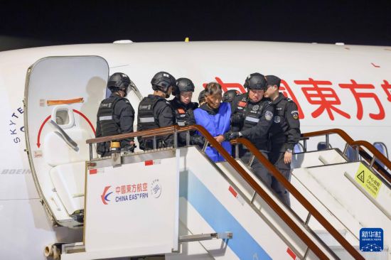1月30日，在云南昆明長(zhǎng)水機(jī)場(chǎng)，緬北重大犯罪嫌疑人白所成被我公安機(jī)關(guān)成功押解回國(guó)。新華社記者 殷剛 攝