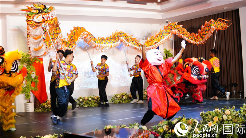 在菲留學(xué)生通過(guò)舞龍舞獅表演呈現(xiàn)中華優(yōu)秀傳統(tǒng)文化魅力。人民網(wǎng)記者樊帆 攝