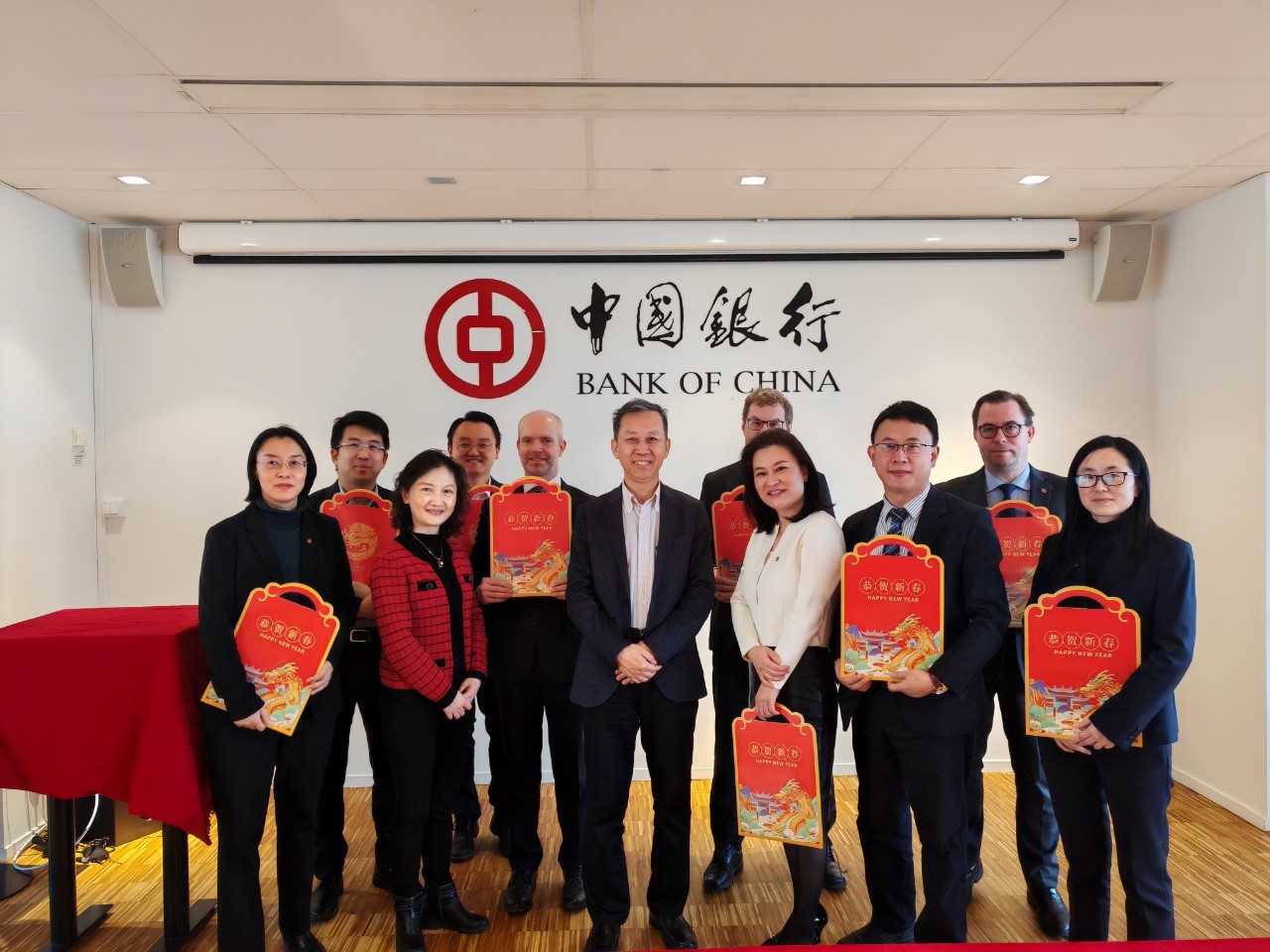 中國駐瑞典大使崔愛民（左六）與中國銀行（歐洲）有限公司斯德哥爾摩分行中外員工合影。中國駐瑞典大使館供圖