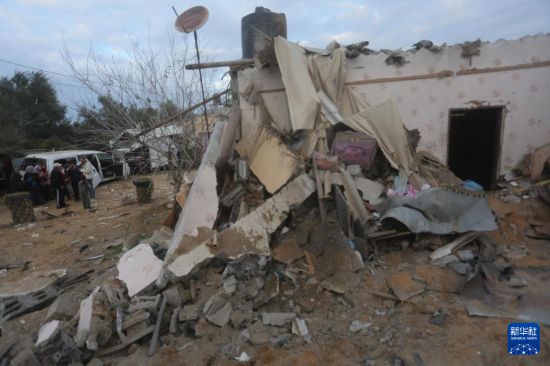 2月5日，在加沙地帶南部城市拉法，人們查看以軍空襲后的建筑廢墟。新華社發(fā)（哈立德·奧馬爾攝）