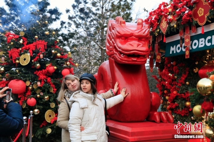 當(dāng)?shù)貢r(shí)間2月9日，中國(guó)農(nóng)歷新年慶?；顒?dòng)啟動(dòng)儀式在莫斯科市中心的卡梅爾格爾斯基巷舉行。中國(guó)駐俄大使張漢暉，俄羅斯外交部發(fā)言人扎哈羅娃，以及俄羅斯文化部和莫斯科市政府官員出席。慶?；顒?dòng)將持續(xù)至18日。圖為當(dāng)?shù)孛癖娫谔鼐S爾廣場(chǎng)與龍雕塑合影。