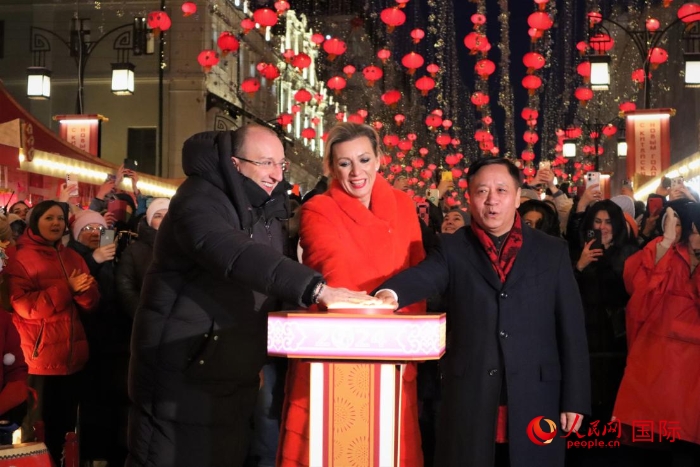 張漢暉、扎哈羅娃、科茲洛夫（從右至左）共同按下活動啟動按鈕。于子恒攝