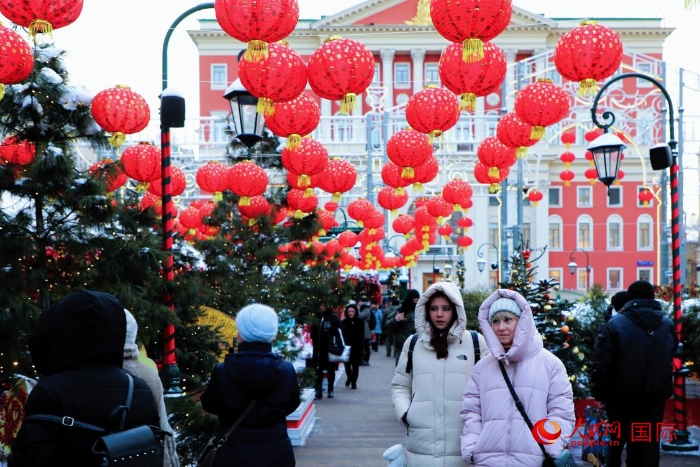 俄羅斯民眾在活動現(xiàn)場參觀游玩。人民網(wǎng)記者 隋鑫攝