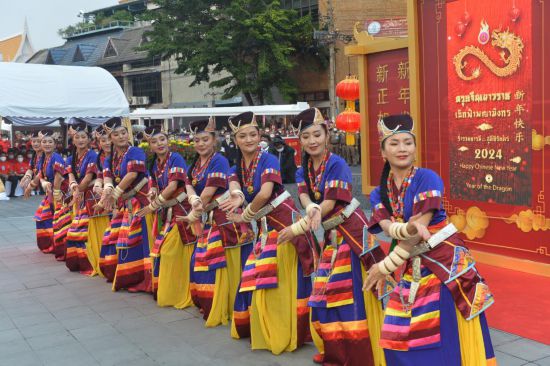 2月10日，演員在泰國(guó)曼谷唐人街舉行的“歡樂春節(jié)”活動(dòng)上跳舞。當(dāng)日，泰國(guó)“歡樂春節(jié)”文化活動(dòng)在曼谷唐人街舉辦。（新華社發(fā)，拉亨攝）
