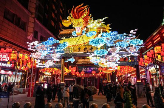 2月11日，游客在沈陽(yáng)中街游覽。春節(jié)期間，各地?zé)艋痂?、火樹銀花，呈現(xiàn)出一幕幕流光溢彩的視覺盛宴。（新華社記者潘昱龍攝）