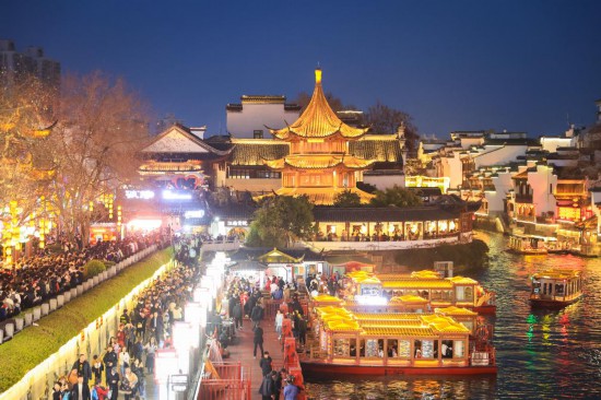 2月14日，游客在南京夫子廟景區(qū)賞燈游玩。（新華社發(fā)，蘇陽(yáng)攝）