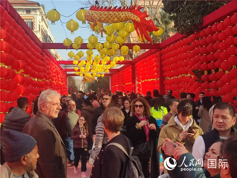 游園會(huì)入口處張燈結(jié)彩，人流如織。人民網(wǎng)記者鄭彬攝