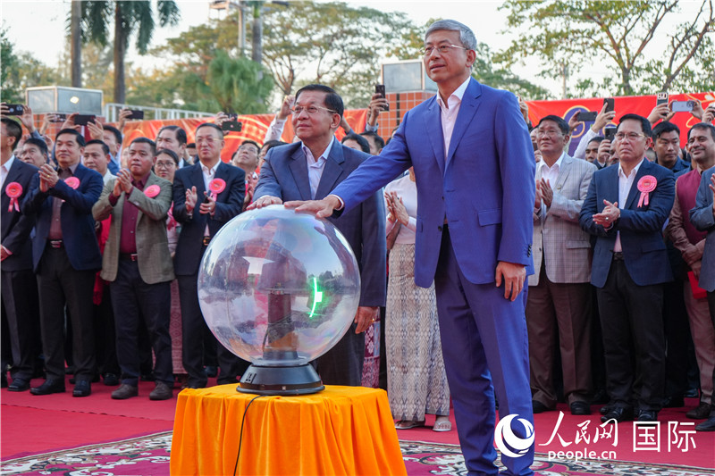 敏昂萊主席和陳海大使在中方援建和改造升級的仰光杜溫納國家體育館前共同按亮水晶球，啟動“錦繡唐人街”新春慶典-人民網(wǎng)記者謝佳君攝